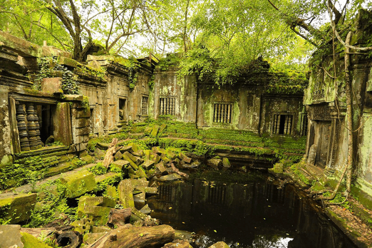 Exploring jungle Beng Mealea Temple in the 900 years old